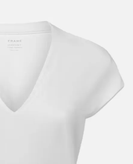Frame Le Mid Rise V Neck Tee in Blanc